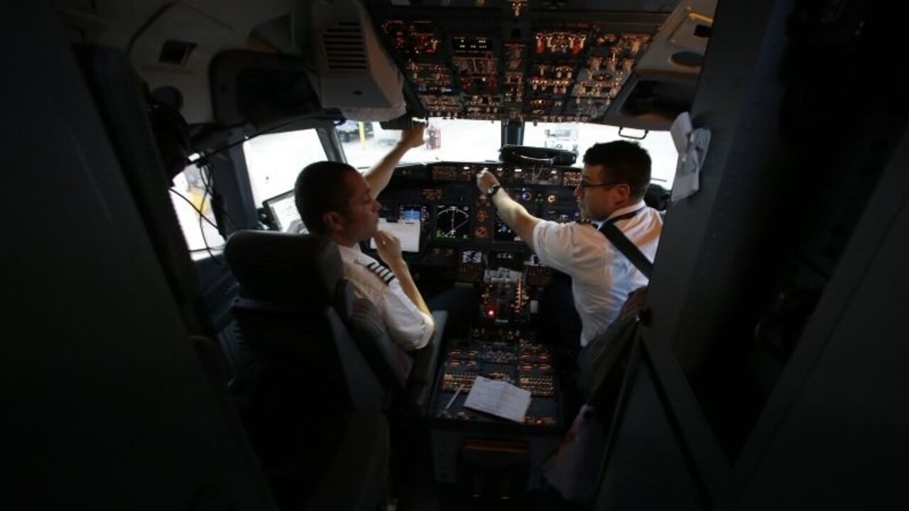 pilot lietadlo kokpit (SITA AP)